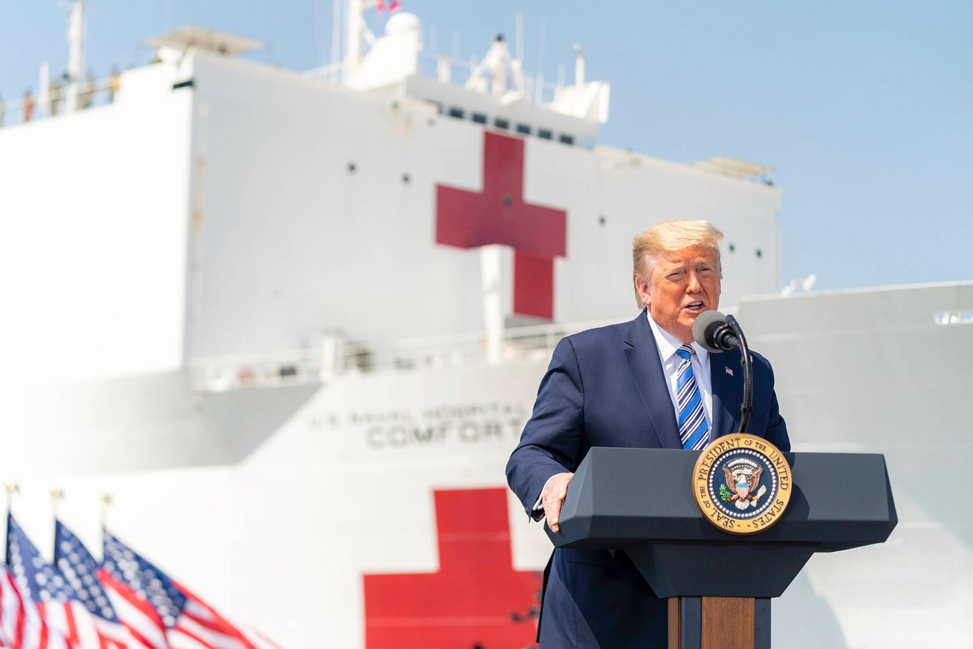 Donald Trump vor dem Krankenhausschiff "USNS Comfort" Ende März 2020: Die Coronavirus-Pandemie hat die Vereinigten Staaten hart getroffen. Der Präsident hatte die Gefahr des Virus lange nicht ernst genommen. Nun wird ihm das zum Verhängnis. Zur Hochphase des Präsidentschaftswahlkampfes sinken seine Umfragewerte.