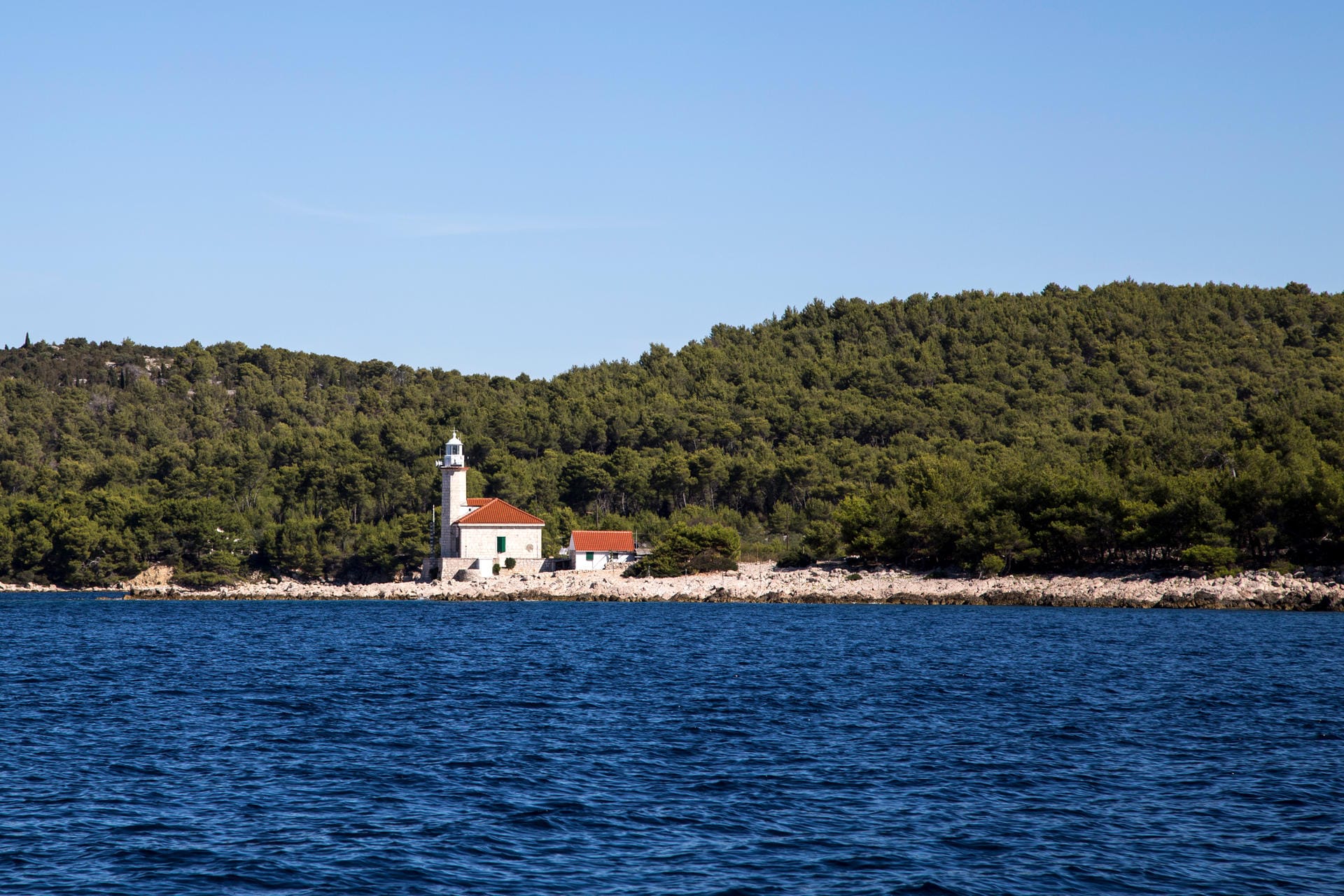 Meerblick: Typisch kroatisch sind die Leuchttürme aus Stein – in einigen kann man auch übernachten.