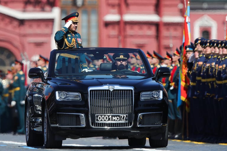 Sergei Shoigu: Russlands Verteidigungsminister grüßt in Uniform von einem Auto die Soldaten. Diese waren aus insgesamt 13 Staaten vertreten.