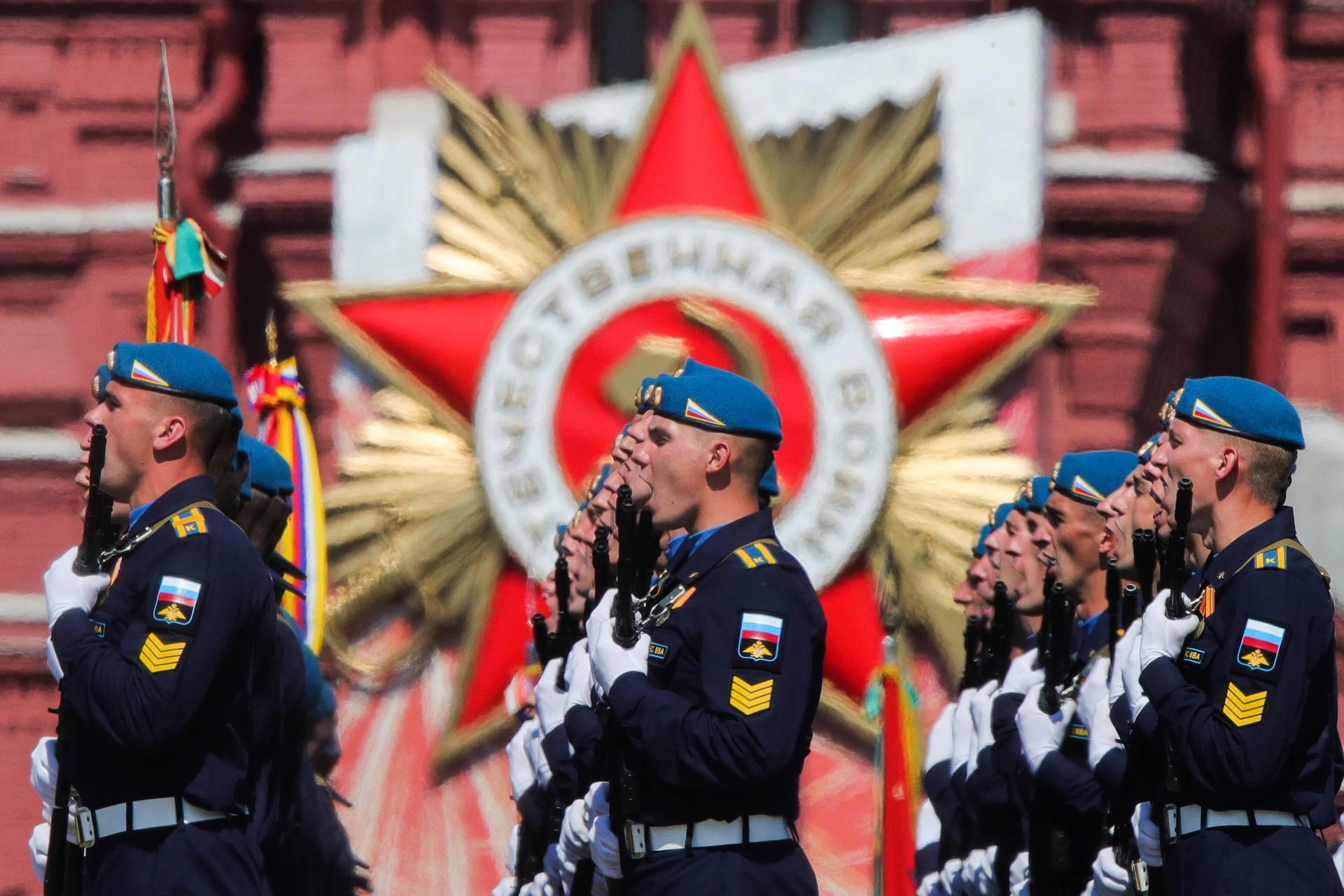 In Uniform: Der Marsch auf dem Roten Platz in Moskau zog viele Schaulustige an, die sich dazugesellten. Allerdings wurden keine Schutzmasken in Zeiten der Corona-Pandemie getragen.