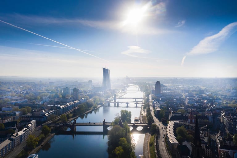 Blick auf den Main bei Sonnenschein: 26 Kilometer beträgt die Flusslänge im Frankfurter Stadtgebiet.