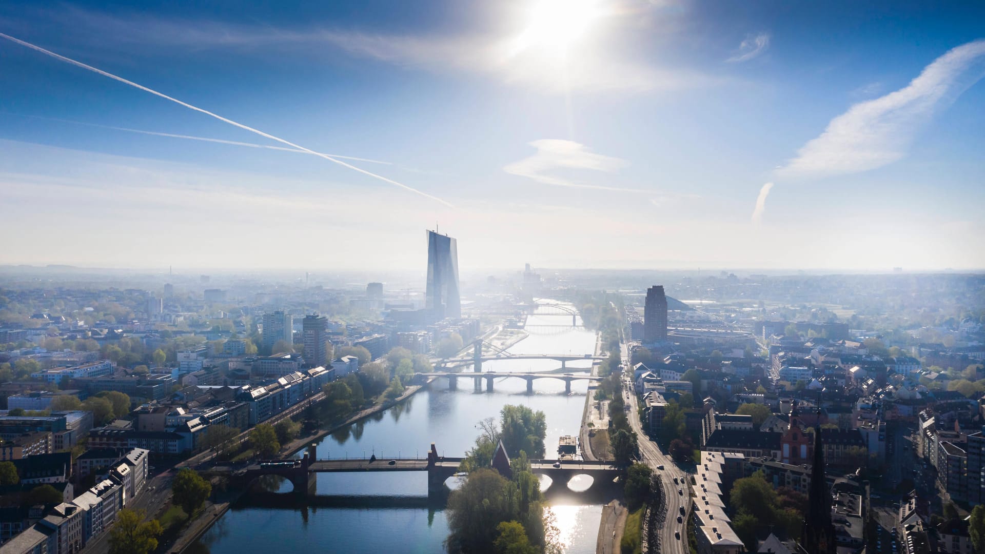 Blick auf den Main bei Sonnenschein: 26 Kilometer beträgt die Flusslänge im Frankfurter Stadtgebiet.