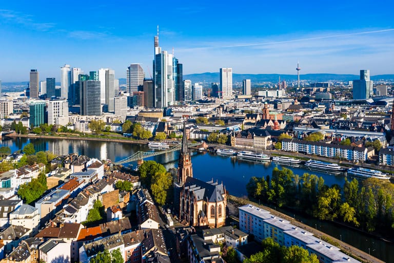 Blick auf Frankfurt von oben: Im Vordergrund ist die Dreikönigskirche zu sehen.