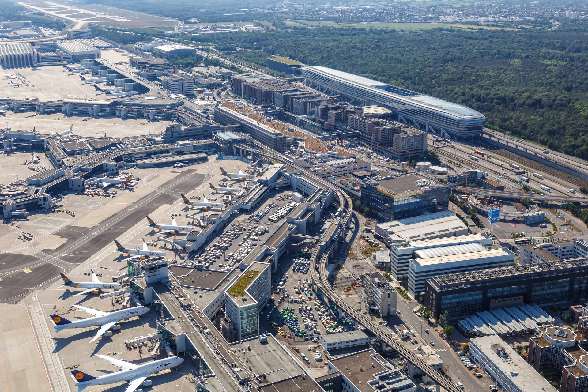 Blick auf den Terminal 1 des Frankfurter Flughafens im Mai: Wegen der Corona-Krise gab dort es kaum Flugverkehr.