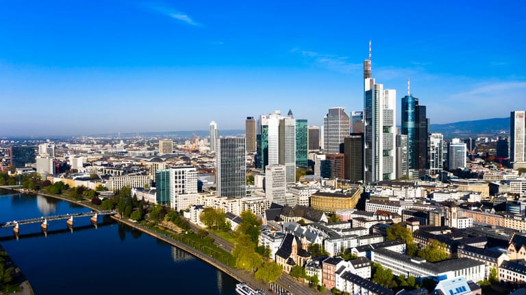 Blick auf das Bankenviertel in Frankfurt: Die Skyline von Frankfurt ist weltberühmt.