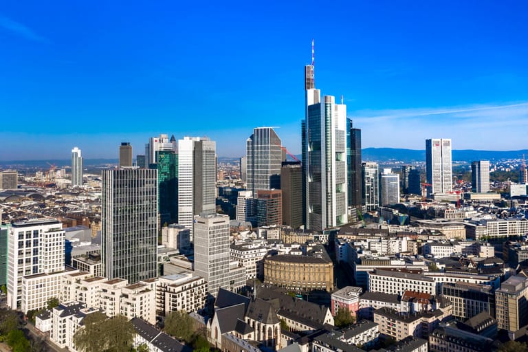 Blick auf die Skyline Frankfurts: Deutlich ist der Commerzbank-Tower zu sehen, der mit 259 Metern das höchste Hochhaus in der Europäischen Union ist.