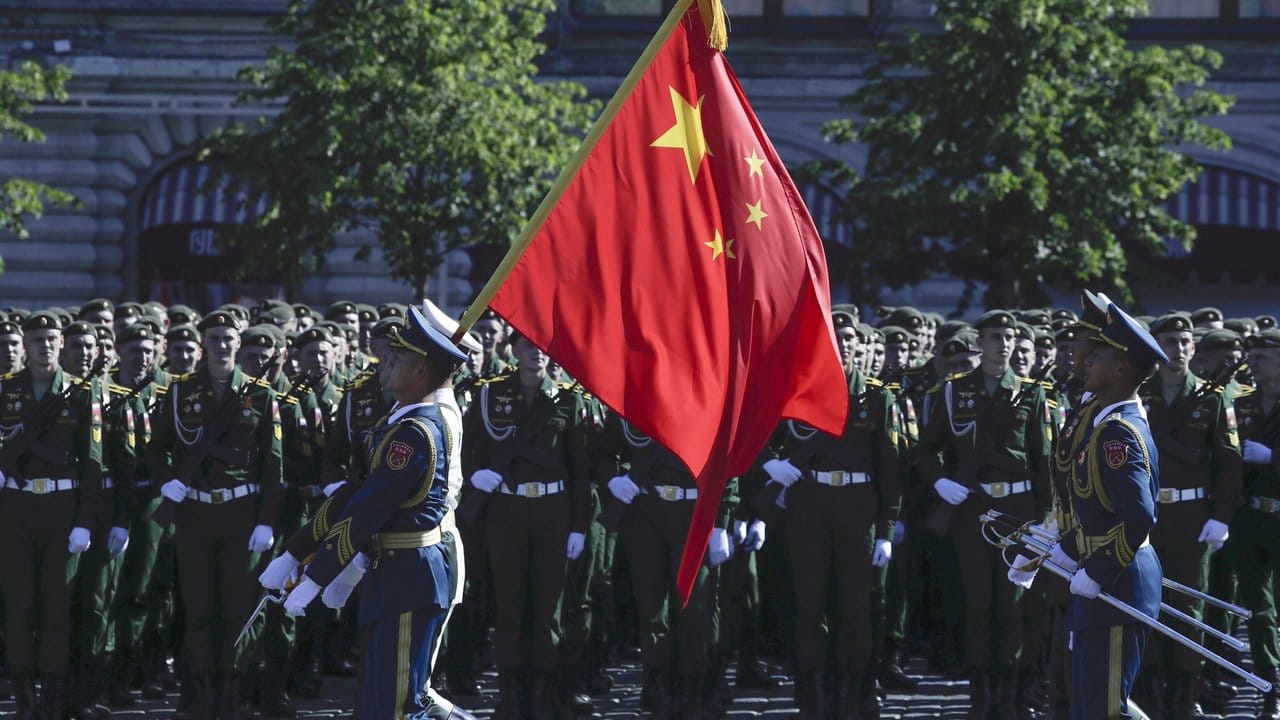 Soldaten der chinesischen Volksbefreiungsarmee tragen eine Flagge anlässlich der Militärparade in Moskau.