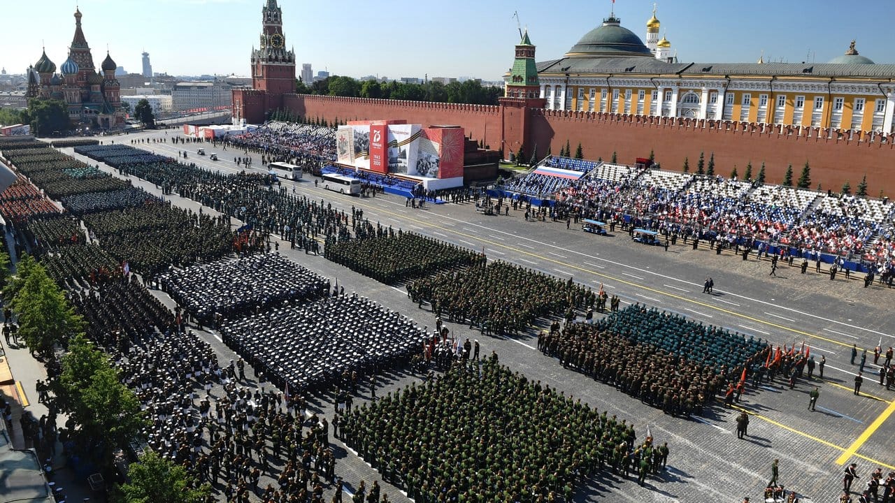 Parade-Formationen stehen auf dem Roten Platz.