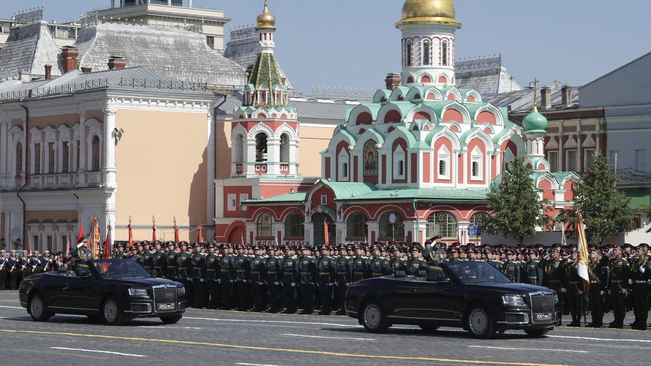 Verteidigungsminister Sergej Schoigu salutiert seinen Soldaten, während er über den Roten Platz gefahren wird.