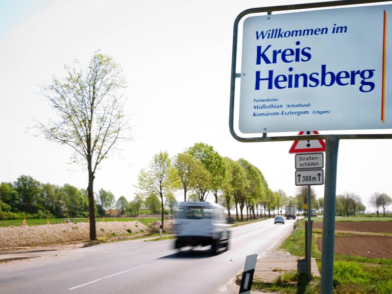 Am 9. März gibt Nordrhein-Westfalen bekannt, dass zwei Corona-Patienten verstorben sind. Zum ersten Mal sind damit in Deutschland Menschen an Covid-19 gestorben. Einer von ihnen kam aus dem Kreis Heinsberg – hier entwickelt sich der erste deutsche Hotspot.