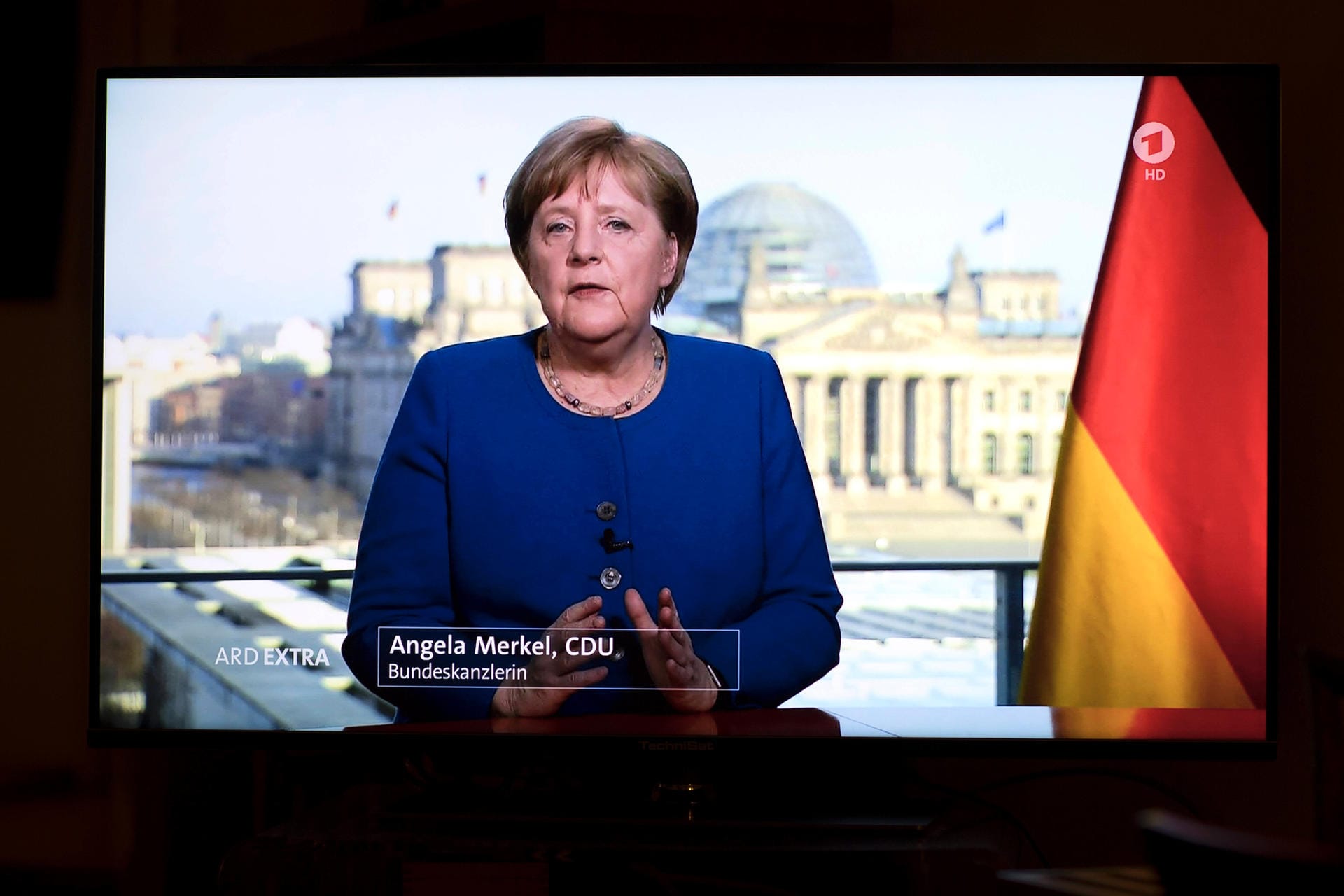 Am 18. März gibt Bundeskanzlerin Angela Merkel zum ersten Mal eine Fernsehansprache abgesehen von den traditionellen Neujahrsansprachen. Sie mahnt zu Solidarität und Disziplin.