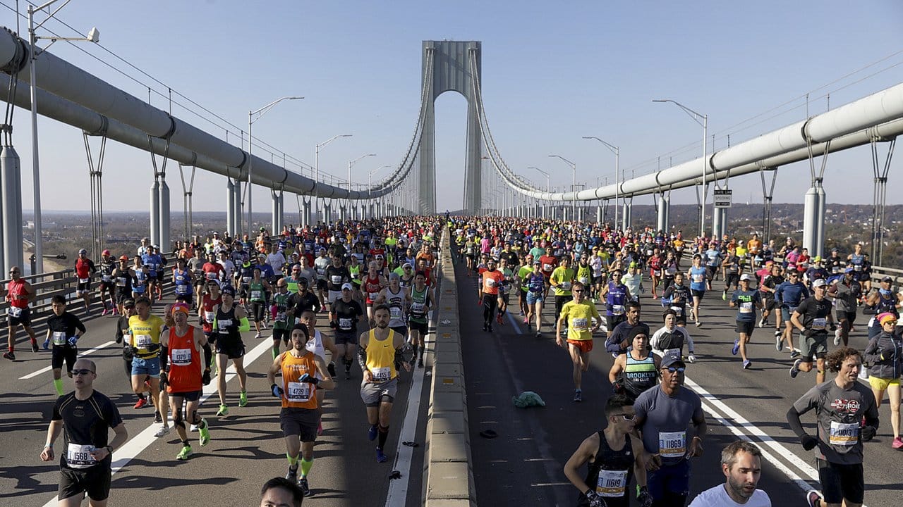 Läufer überqueren beim New York Marathon die Verrazano Narrows Bridge in Staten Island, New York. Läufer überqueren beim New York Marathon die Verrazano Narrows Bridge in Staten Island, New York.