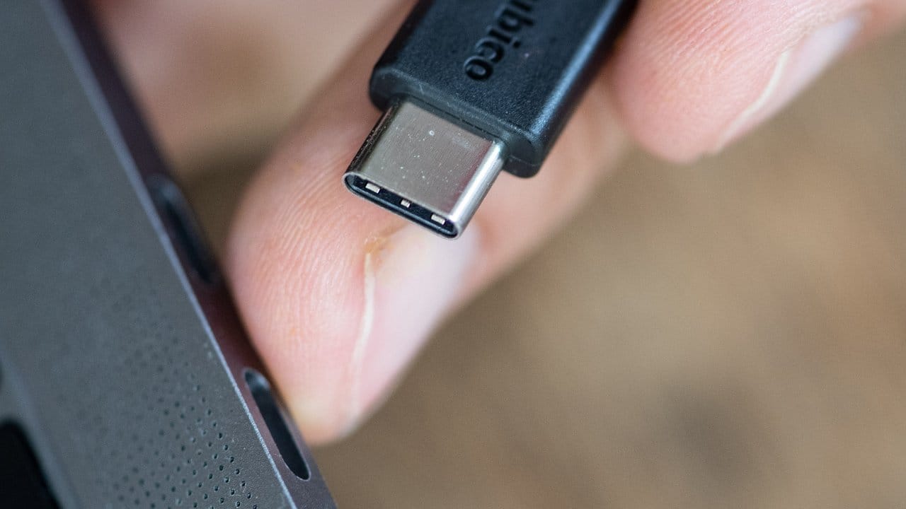Statt einen Dienst zu starten und ein Passwort einzugeben, wird ein Fido-Stick eingesteckt und per Knopfdruck aktiviert. Statt einen Dienst zu starten und ein Passwort einzugeben, wird ein Fido-Stick eingesteckt und per Knopfdruck aktiviert.
