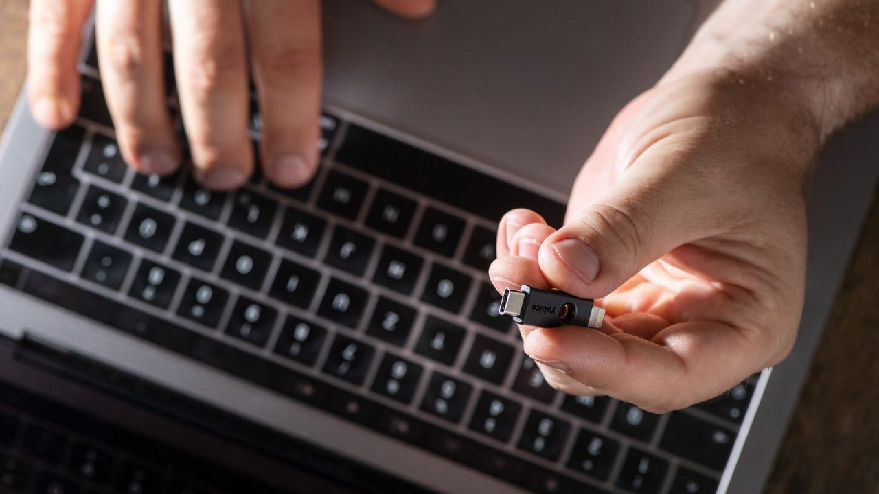 Passwörter sind trotz Nachteilen immer noch der Standard für die Anmeldung bei den meisten Diensten und Programmen. Passwörter sind trotz Nachteilen immer noch der Standard für die Anmeldung bei den meisten Diensten und Programmen.