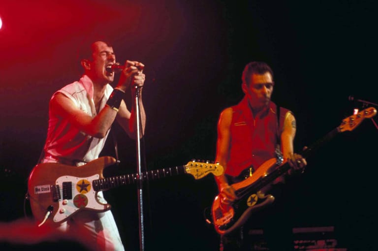 Von den Sex Pistols inspiriert nutzten The Clash den Punk, um ernste politische Botschaften zu transportieren.