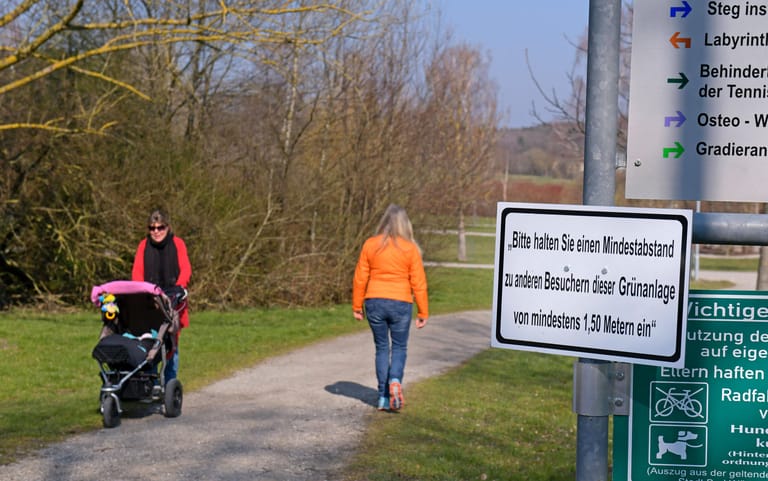 Am 22. März werden zur Eindämmung der Infektionsgefahr in Deutschland zwischenzeitlich Ansammlungen von mehr als zwei Personen aus verschiedenen Haushalten verboten. Tags darauf zieht die britische Regierung mit ähnlich weitreichenden Ausgangsbeschränkungen nach.