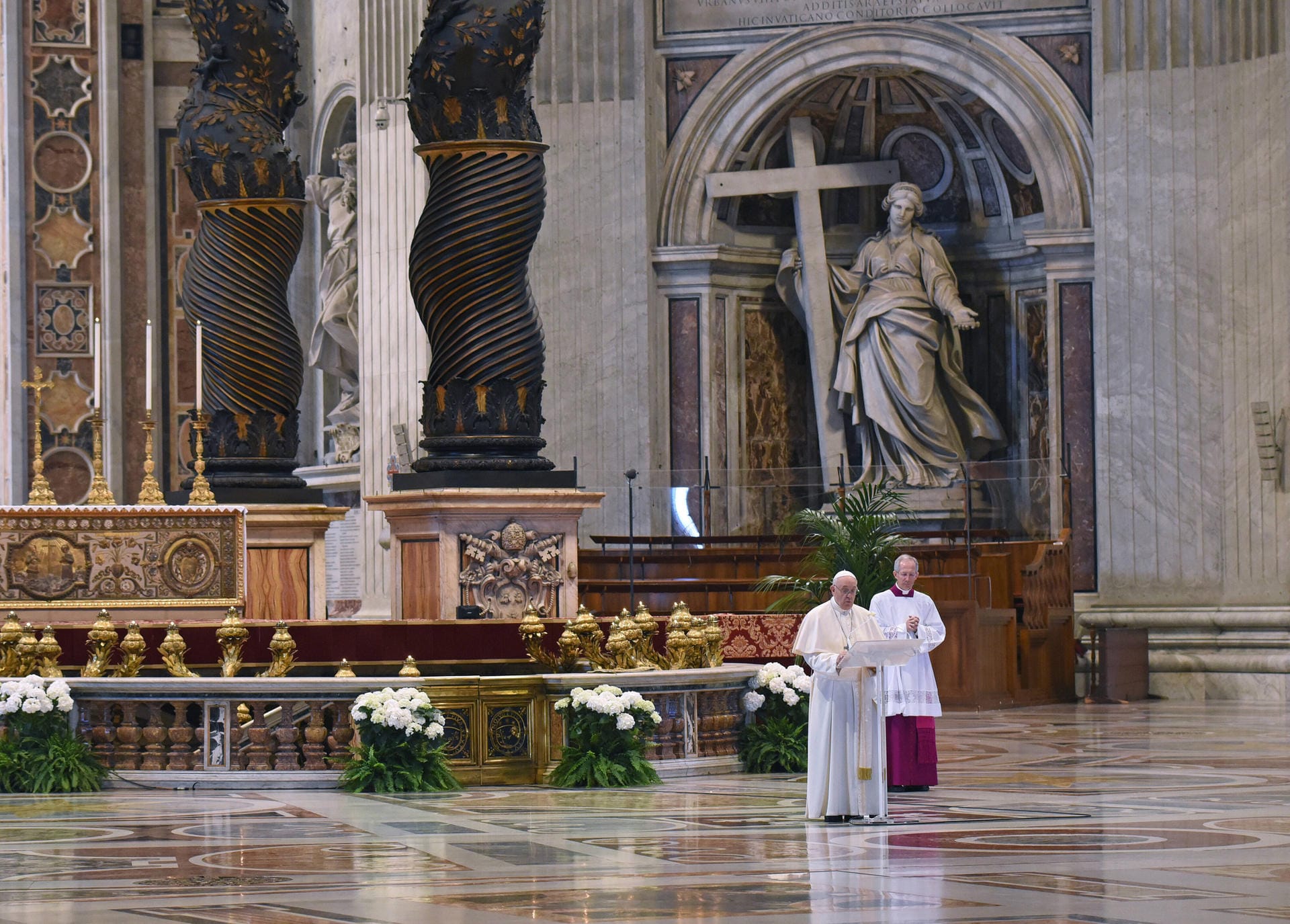 Am 10. April begeht Papst Franziskus Karfreitag und die folgenden Osterfeierlichkeiten weitgehend allein im Vatikan. Weltweit lauschen die Menschen seinen Worten via Videoübertragung.