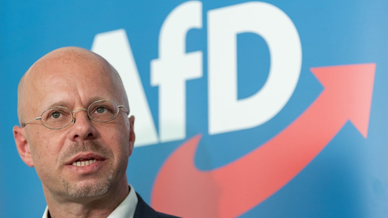 Andreas Kalbitz war vom AfD-Bundesvorstand zunächst aus der Partei geworfen worden - was ein Gericht aber wieder aufhob.