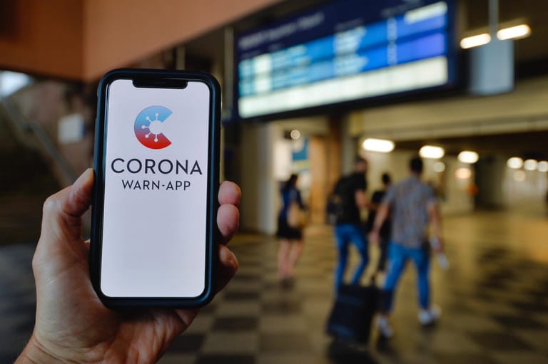 Ab dem 16. Juni ist in Deutschland die lange erwartete Corona-Warn-App verfügbar. Die Kritik fällt überwiegend positiv aus, Millionen Menschen laden sich die App herunter. Chinas Hauptstadt Peking kontrolliert nach einem erneuten Corona-Ausbruch auf einem Großmarkt wieder die Ein- und Ausreisen.
