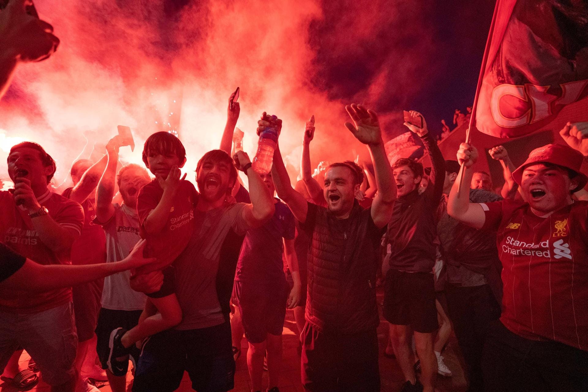 Unter Missachtung der Corona-Auflagen haben Hunderte Fans des FC Liverpool den ersten Meistertitel ihres Klubs seit 30 Jahren gefeiert. In den Straßen der englischen Stadt drängten und umarmten sich am Donnerstagabend Anhänger der Kultvereins – trotz der geltenden Abstandsgebote.
