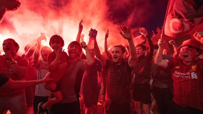 Unter Missachtung der Corona-Auflagen haben Hunderte Fans des FC Liverpool den ersten Meistertitel ihres Klubs seit 30 Jahren gefeiert. In den Straßen der englischen Stadt drängten und umarmten sich am Donnerstagabend Anhänger der Kultvereins – trotz der geltenden Abstandsgebote.