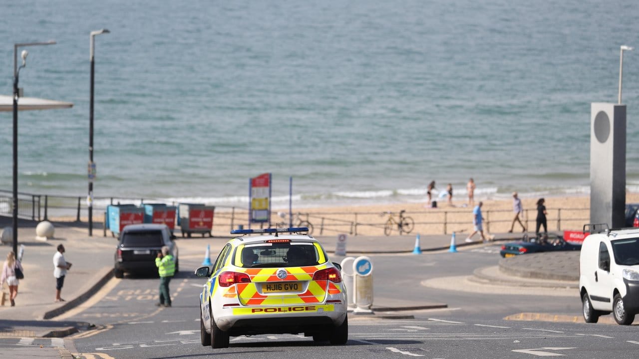 Die Polizei zeigt an einem Stand in Bournemouth Präsenz.