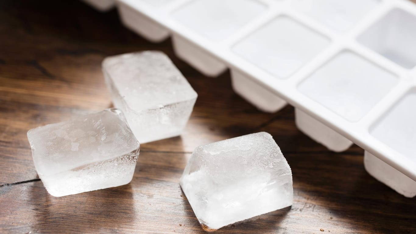 Eiswürfel: Nutzen Sie die Verdampfungswärme der Eiswürfel, um für Abkühlung zu sorgen.