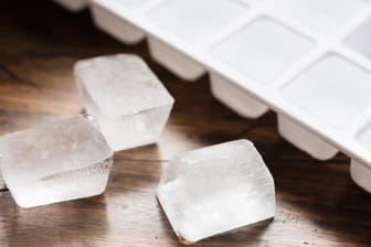 Eiswürfel: Nutzen Sie die Verdampfungswärme der Eiswürfel, um für Abkühlung zu sorgen.