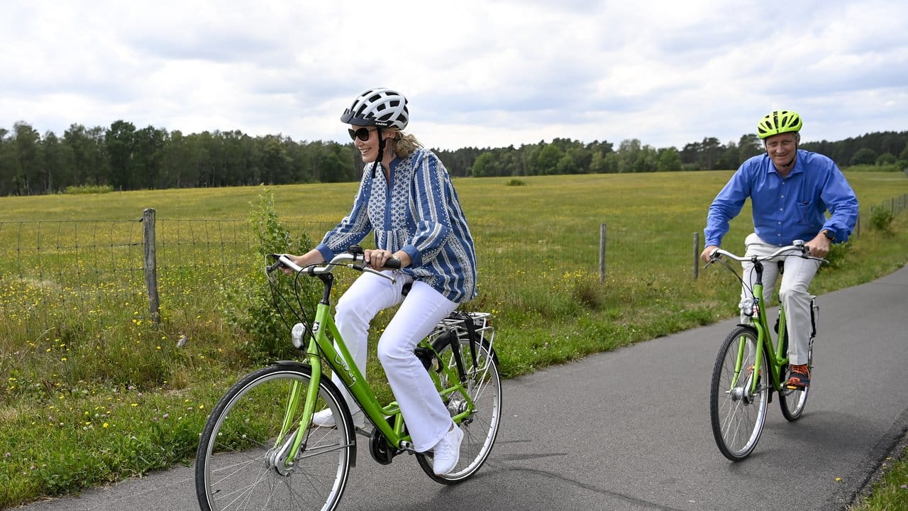 Königin Mathilde und König Philippe geben Gas. Königin Mathilde und König Philippe geben Gas.