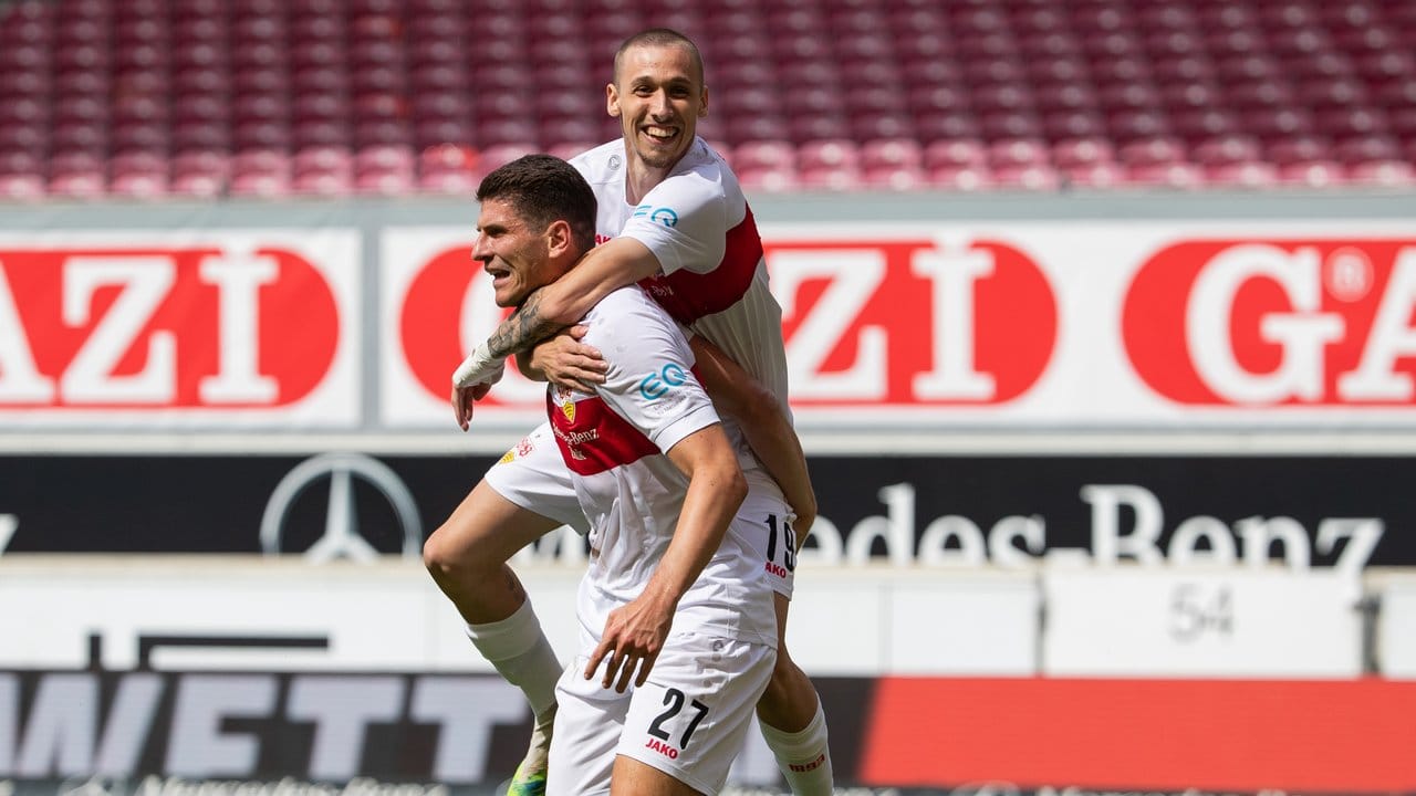 Mario Gomez (l) jubelt nach seinem Tor zum 1:1 Ausgleich für den VfB Stuttgart im Spiele gegen Darmstadt 98 mit Darko Churlinov (r).