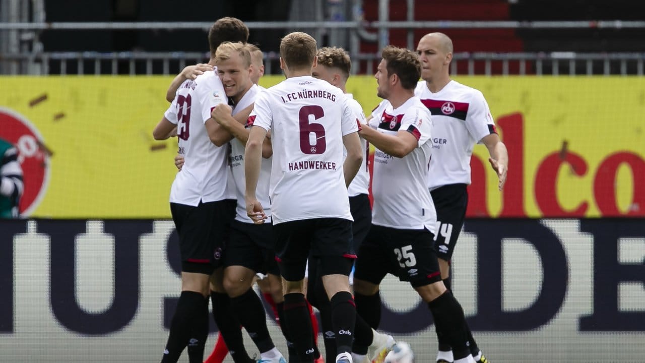 Die Nürnberger Spieler feiern ihr Tor zum 1:0 bei Holstein Kiel.