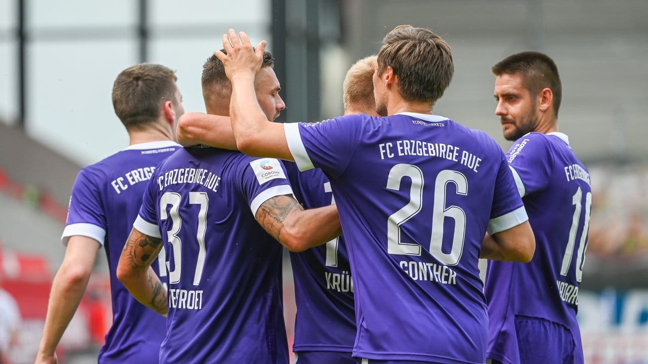 Die Mannschaft von Erzgebirge jubelt nach dem Treffer zum 1:1 gegen Jahn Regensburg.