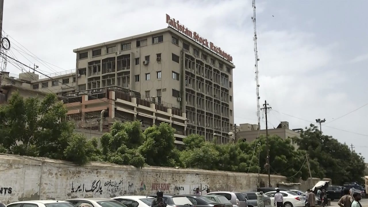 Ein Videostandbild zeigt das Gebäude der Börse im pakistanischen Karatschi.
