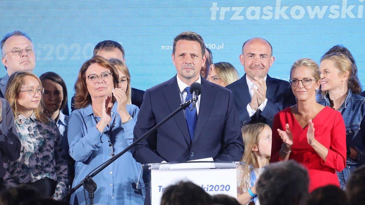 Warschaus Bürgermeister Rafal Trzaskowski geht gegen Präsident Andrzej Duda in die Stichwahl.