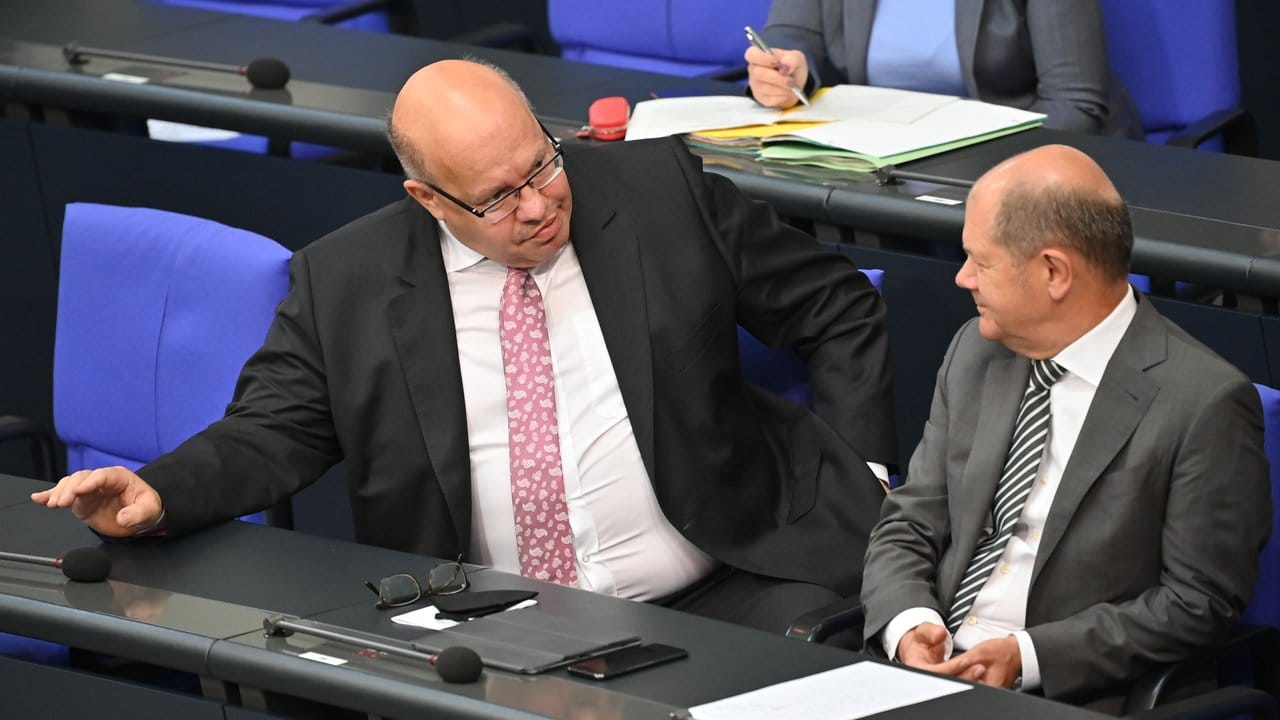 Finanzminister Olaf Scholz und Wirtschaftsminister Peter Altmaier bei der Sondersitzung des Bundestags. Finanzminister Olaf Scholz und Wirtschaftsminister Peter Altmaier bei der Sondersitzung des Bundestags.