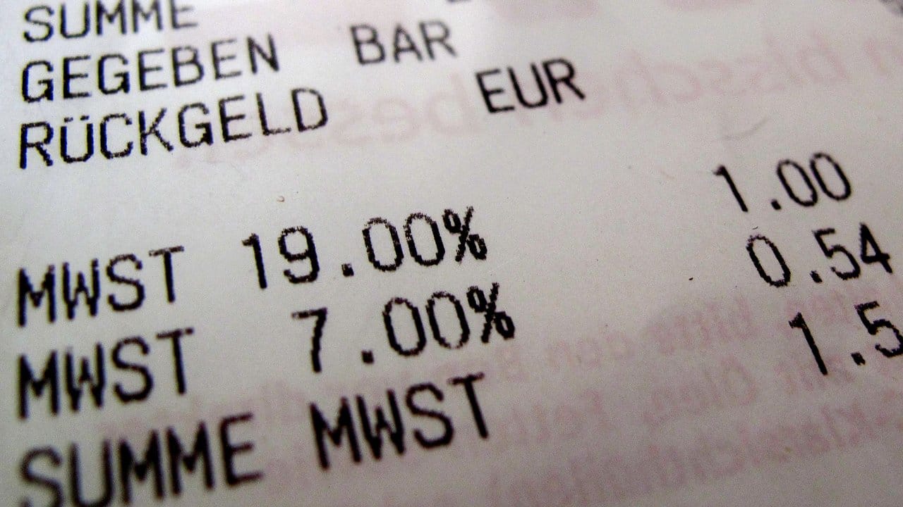 Die Mehrwertsteuer soll vorübergehend von 19 auf 16 beziehungsweise von 7 auf 5 Prozent sinken. Die Mehrwertsteuer soll vorübergehend von 19 auf 16 beziehungsweise von 7 auf 5 Prozent sinken.