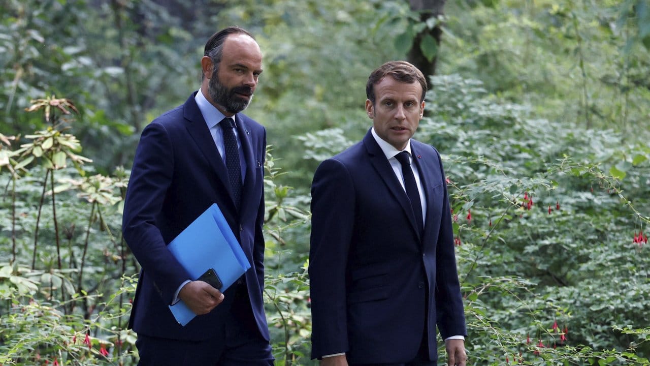 Frankreichs Präsident Emmanuel Macron (r) hat sich zu einer Volksabstimmung über Klimafragen bereit erklärt.
