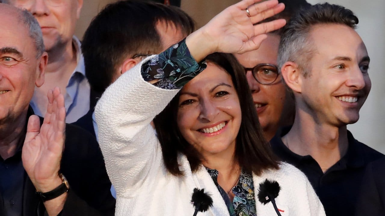 Amtsinhaberin Anne Hidalgo ist als Bürgermeisterin von Paris wiedergewählt worden.