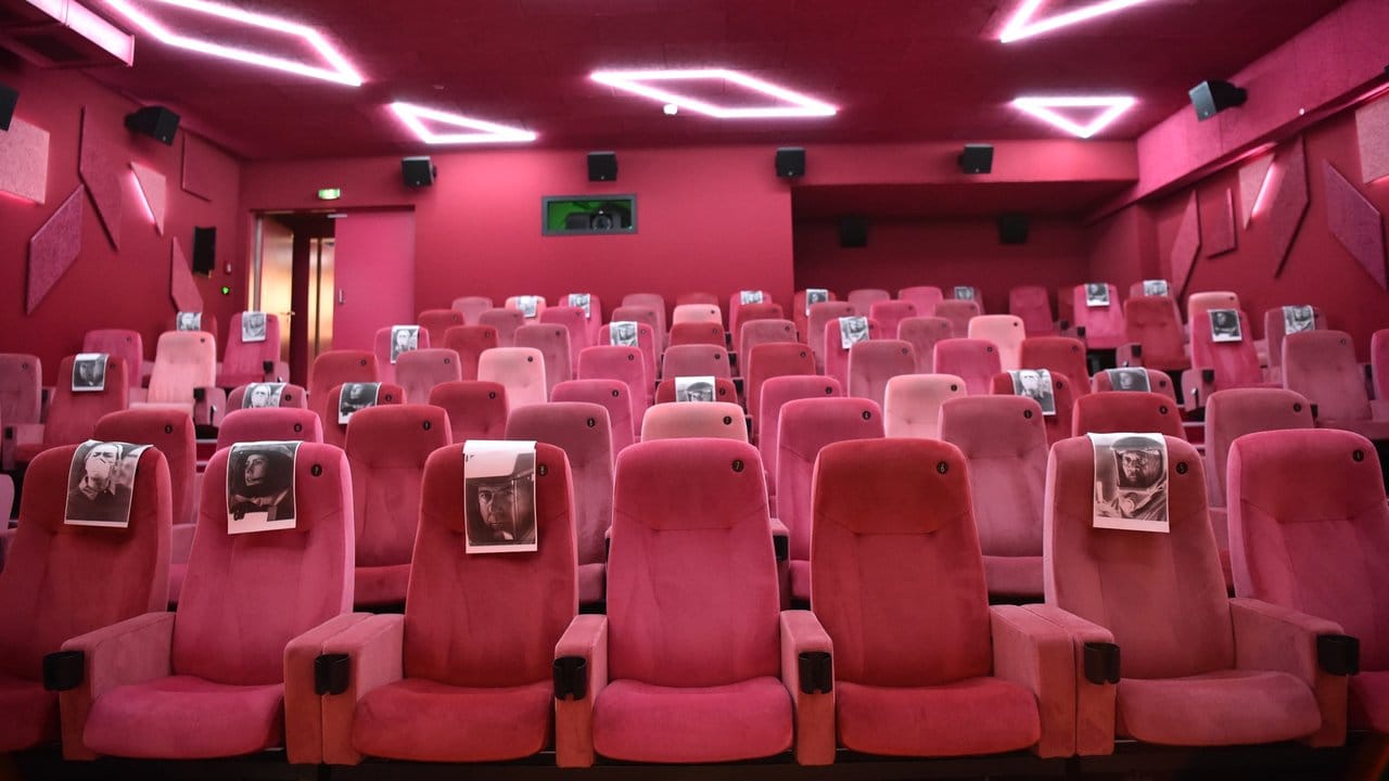 Zettel markieren im Berliner Kino Delphi Lux die durchschnittliche Sitzbelegung unter Berücksichtigung der Corona-Auflagen.