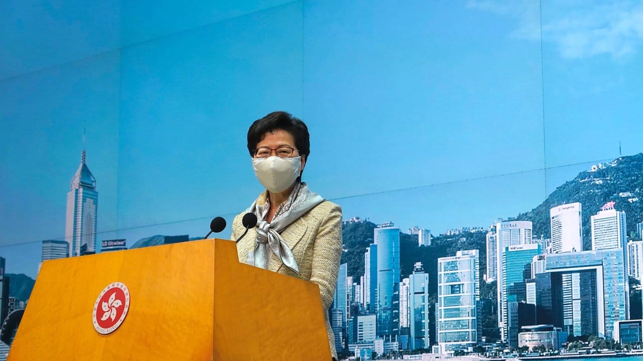 Regierungschefin Carrie Lam tritt vor die Presse, zum Gesetz will sie sich aber nicht äußern.