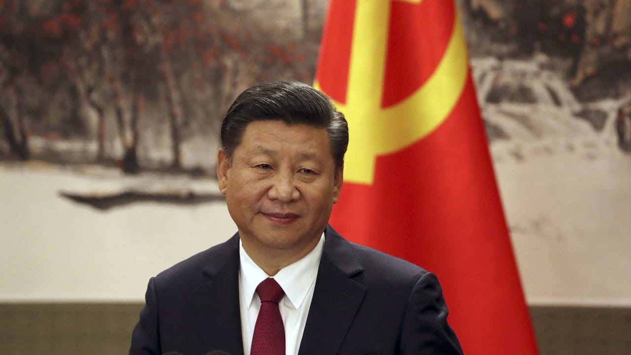 Chinas Staatschef Xi Jinping 2017 bei der Vorstellung des Ständigen Ausschusses des Politbüros in der Großen Halle des Volkes in Peking.