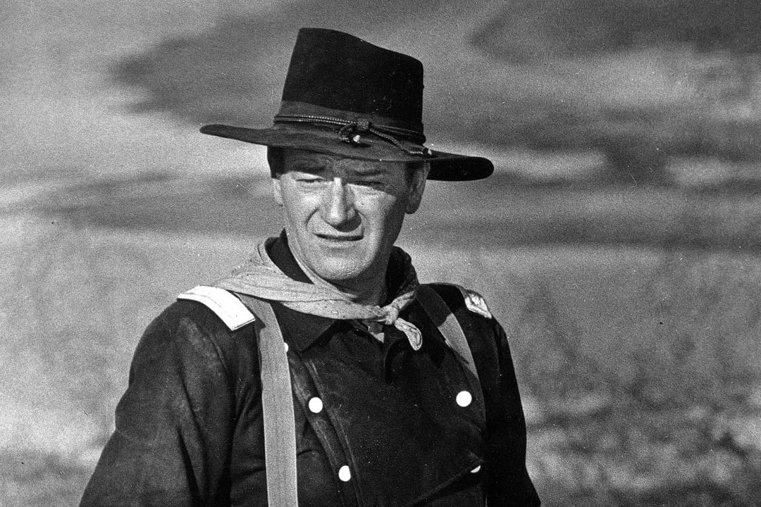 John Wayne während der Dreharbeiten zu dem Film "Der letzte Befehl" (Originaltitel: "The Horse Soldiers").