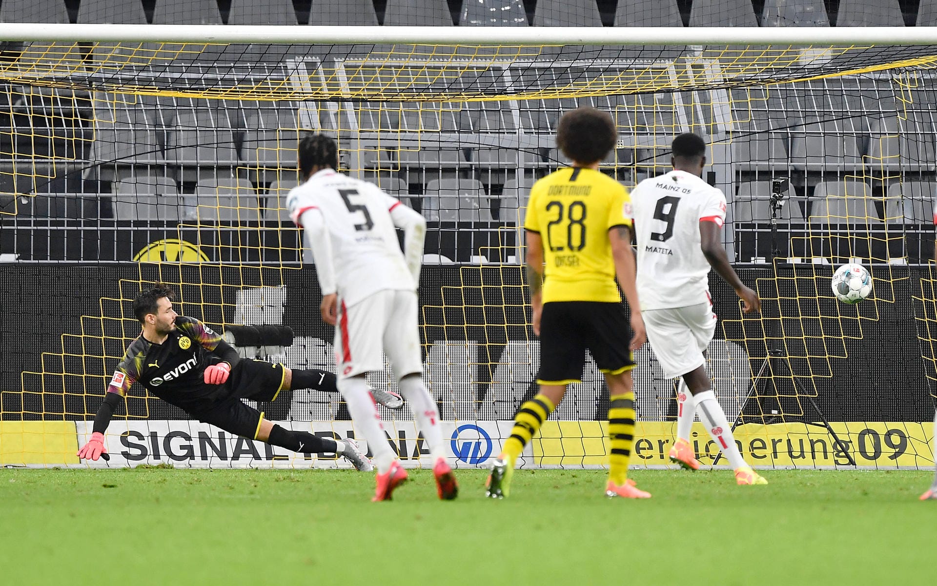 Sicher vom Punkt: Mainz 05 hat seit Mai 2013 alle 27 Elfmeter verwandelt. Das ist Rekord. Zuletzt waren die Rheinhessen am 32. Spieltag beim 2:0-Erfolg in Dortmund auf diese Weise erfolgreich.