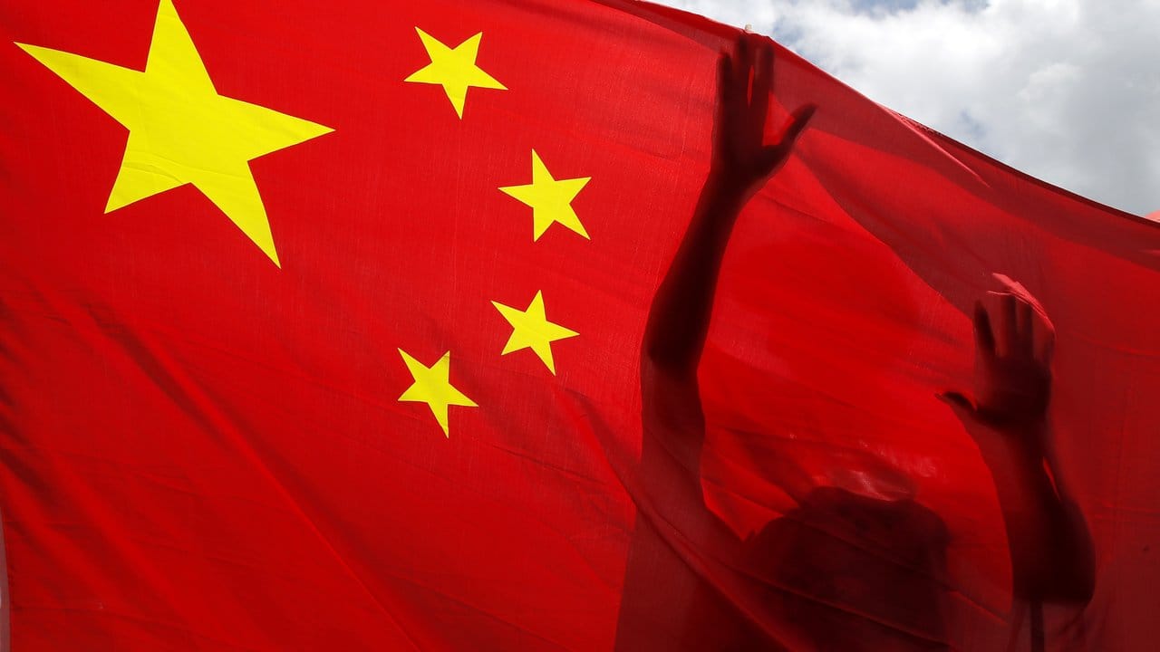 Ungeachtet weltweiter Kritik hat China das Gesetz zum Schutz der nationalen Sicherheit in Hongkong erlassen.