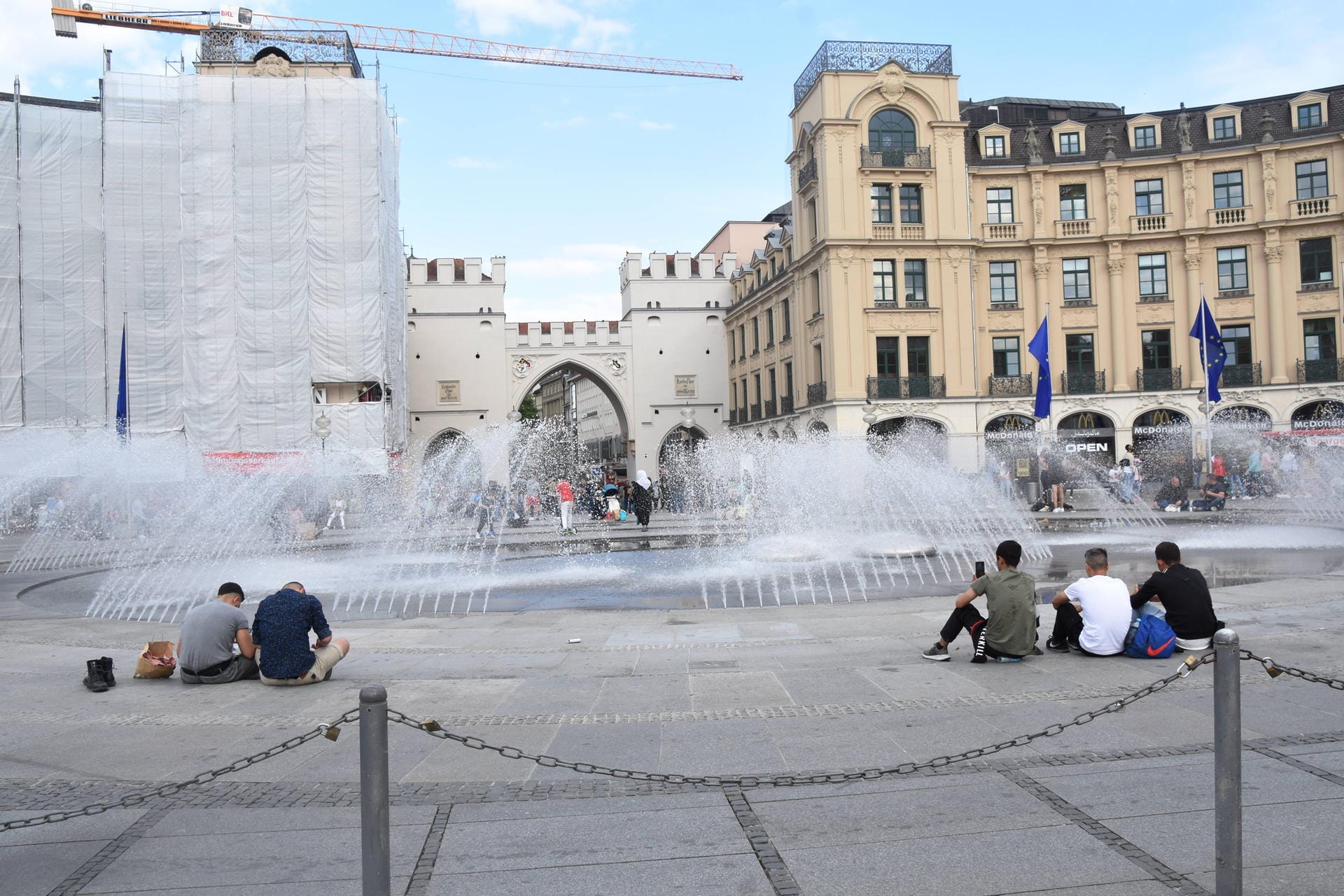 Brunnen am Stachus in München: Der Platz ist eine beliebte Anlaufstelle im Sommer.