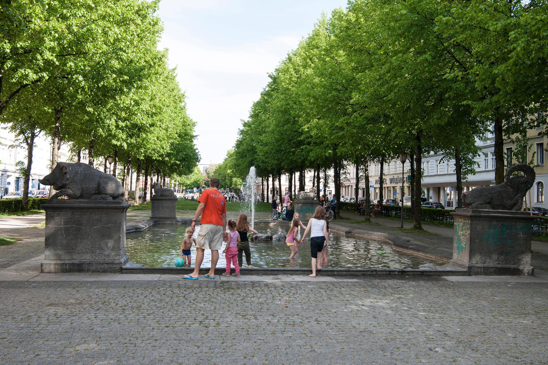 Bordeauxplatz in München-Haidhausen: Mehrere Kinder spielen im Brunnen und kühlen sich ab.