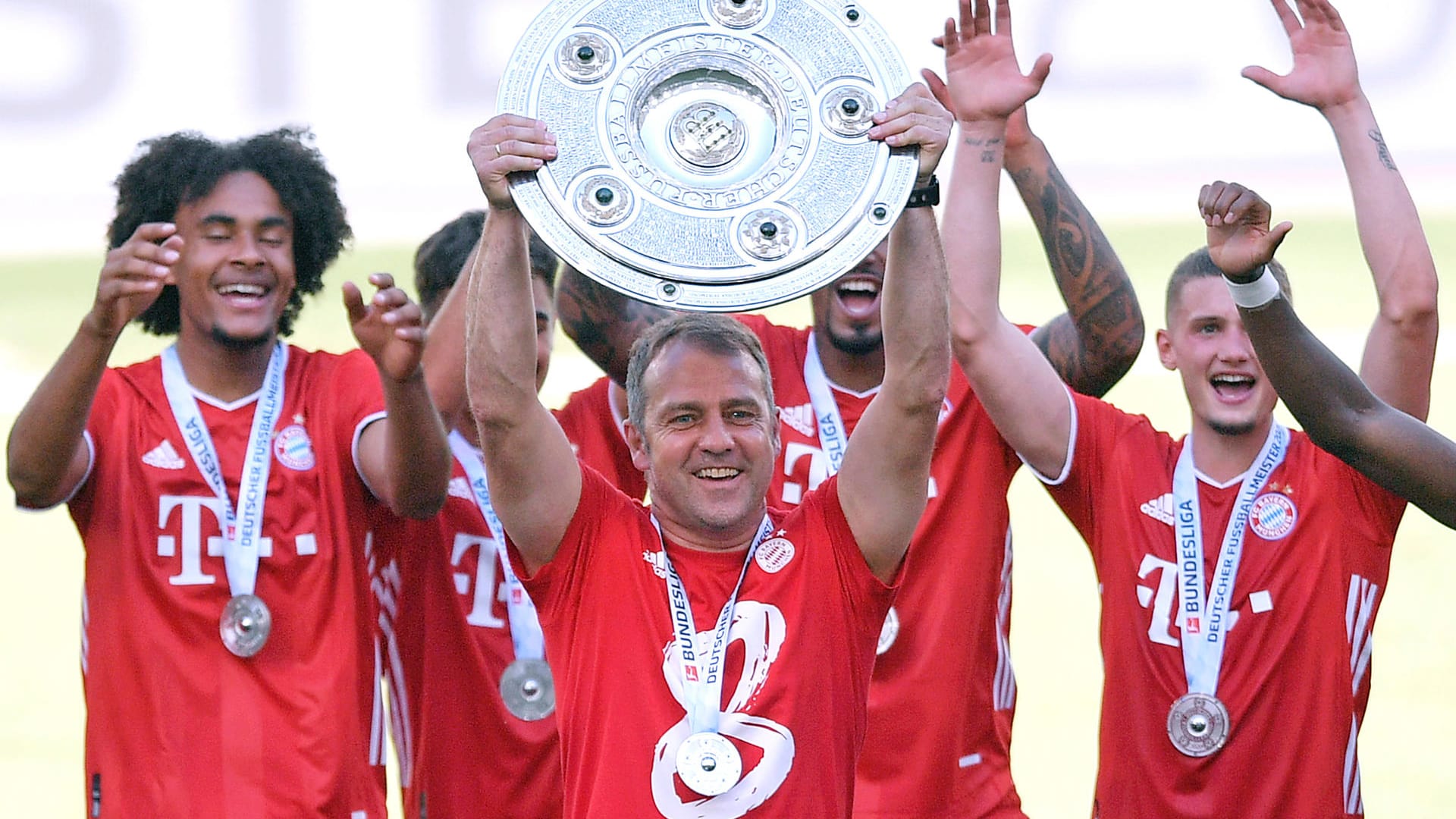 Die 34 Spieltage der Bundesligasaison 2019/20 sind vorbei. Das Ergebnis überrascht wenig: Der FC Bayern ist souverän Meister geworden, Dortmund holte sich Platz zwei und Außenseiter Paderborn stieg sang und klanglos ab. Doch die Spielzeit bietet dennoch viel Gesprächsstoff. t-online.de hat die kuriosesten Fakten zusammengetragen