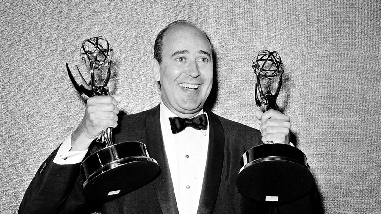 Carl Reiner mit zwei Emmys, die ihm als bester Komödienschreiber für die "Dick Van Dyke Show" 1663 verliehen wurden.
