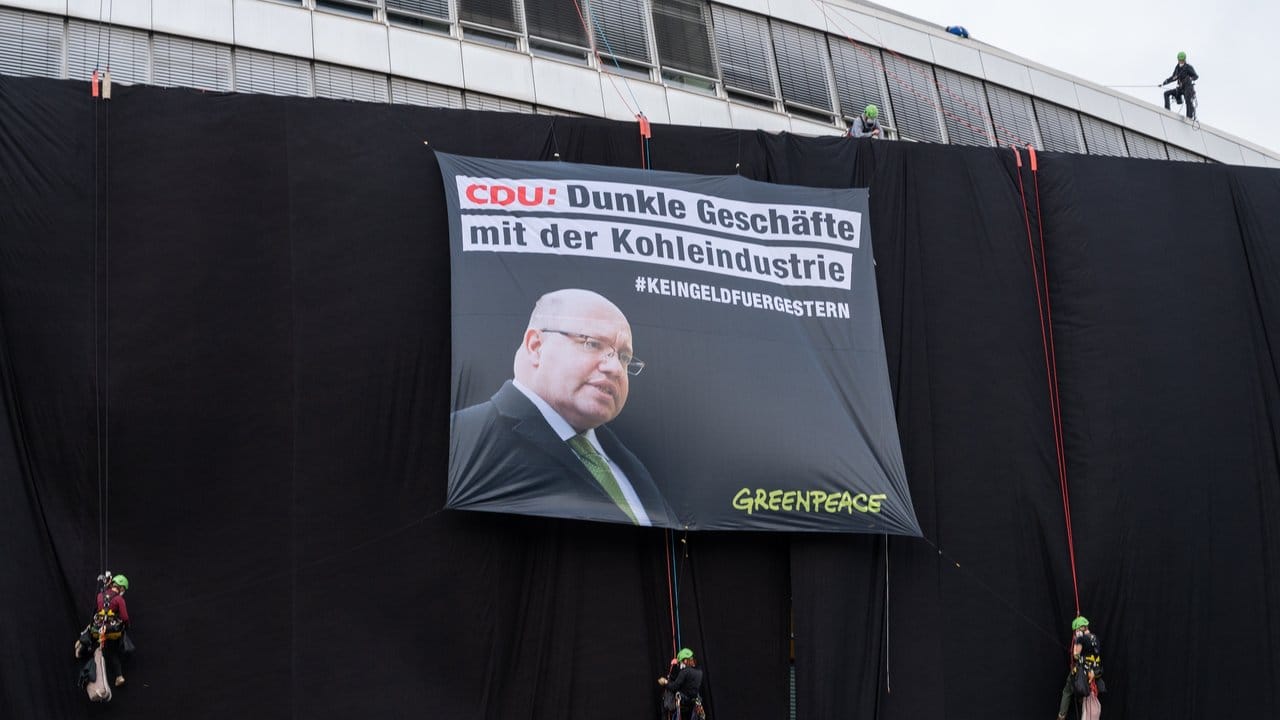 Die Aktivisten haben an der Fassade ein Transparent mit dem Konterfei von Wirtschaftsminister Peter Altmaier und dem Schriftzug "CDU: Dunkle Geschäfte mit der Kohleindustrie" angebracht. Die Aktivisten haben an der Fassade ein Transparent mit dem Konterfei von Wirtschaftsminister Peter Altmaier und dem Schriftzug "CDU: Dunkle Geschäfte mit der Kohleindustrie" angebracht.