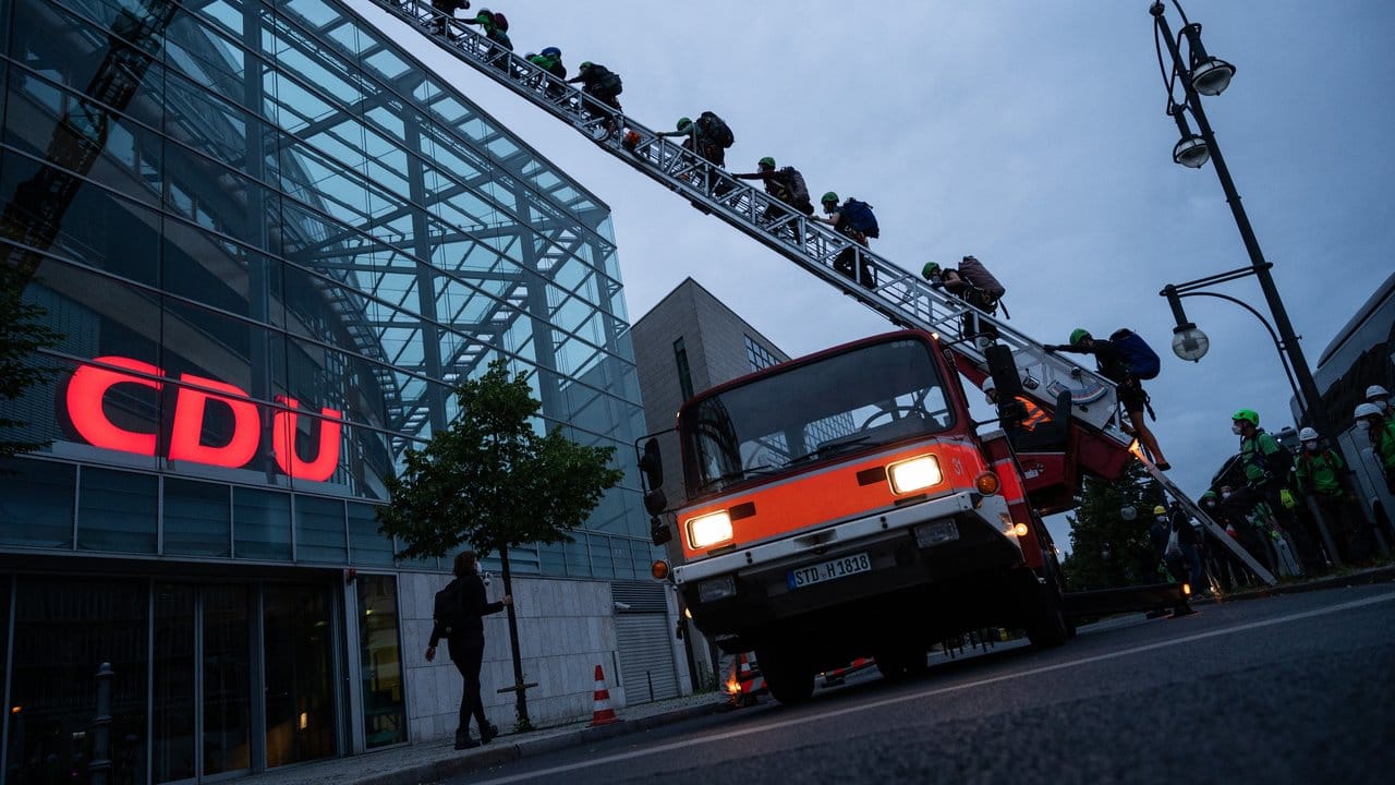 In den frühen Morgenstunden kletterten Greenpeace-Aktivisten auf einer Leiter auf das Dach der CDU-Parteizentrale in Berlin. In den frühen Morgenstunden kletterten Greenpeace-Aktivisten auf einer Leiter auf das Dach der CDU-Parteizentrale in Berlin.